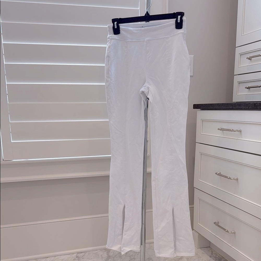 ALO Yoga Airbrush High-Waist Flutter Pants White Size Small - Picture 2 of 4